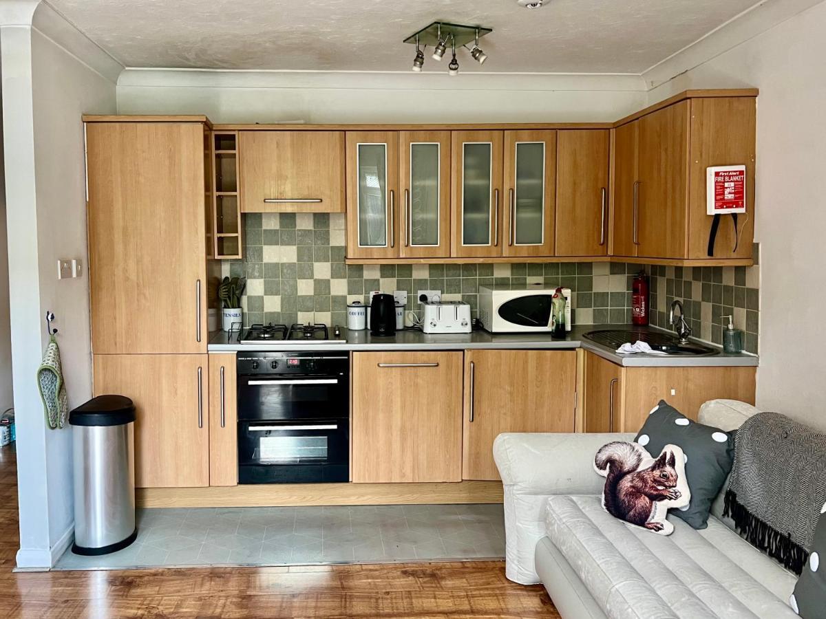 Large Balcony Opposite Rail Station Appartement Londres